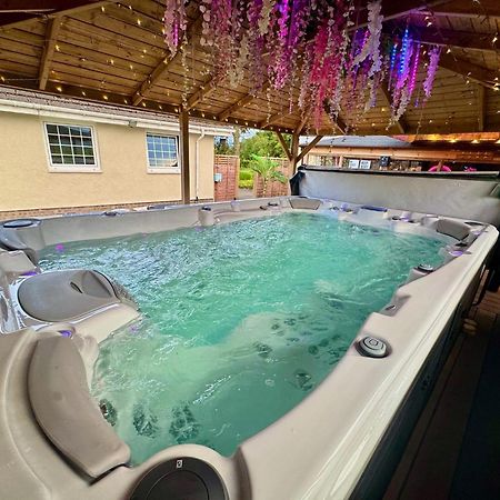 Finn Village "Mountain View Cottage" Private Garden, 9-Seater Hot Tub, Firepit & Pizza Stove Drymen Exterior photo