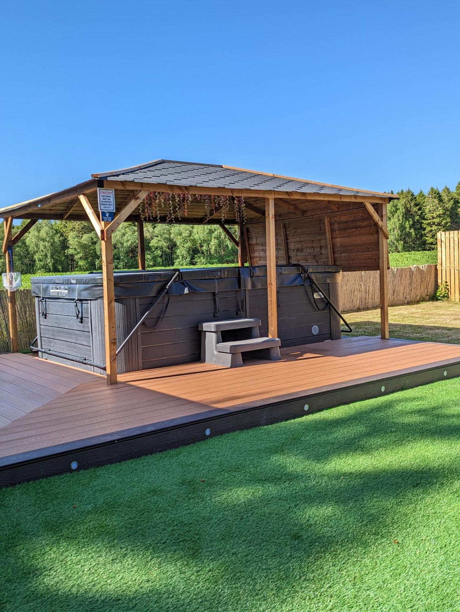 Finn Village "Mountain View Cottage" Private Garden, 9-Seater Hot Tub, Firepit & Pizza Stove Drymen Exterior photo