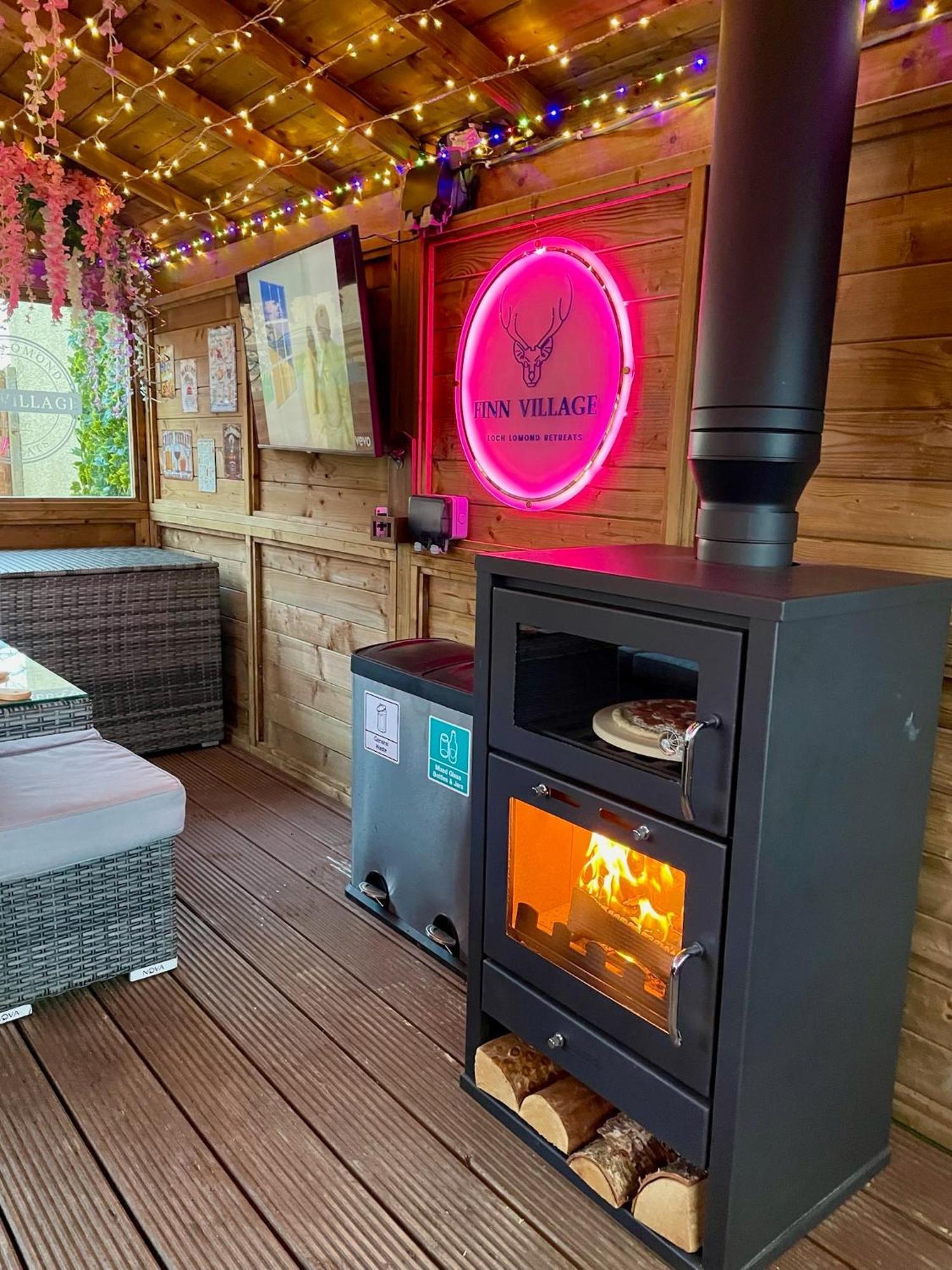 Finn Village "Mountain View Cottage" Private Garden, 9-Seater Hot Tub, Firepit & Pizza Stove Drymen Exterior photo